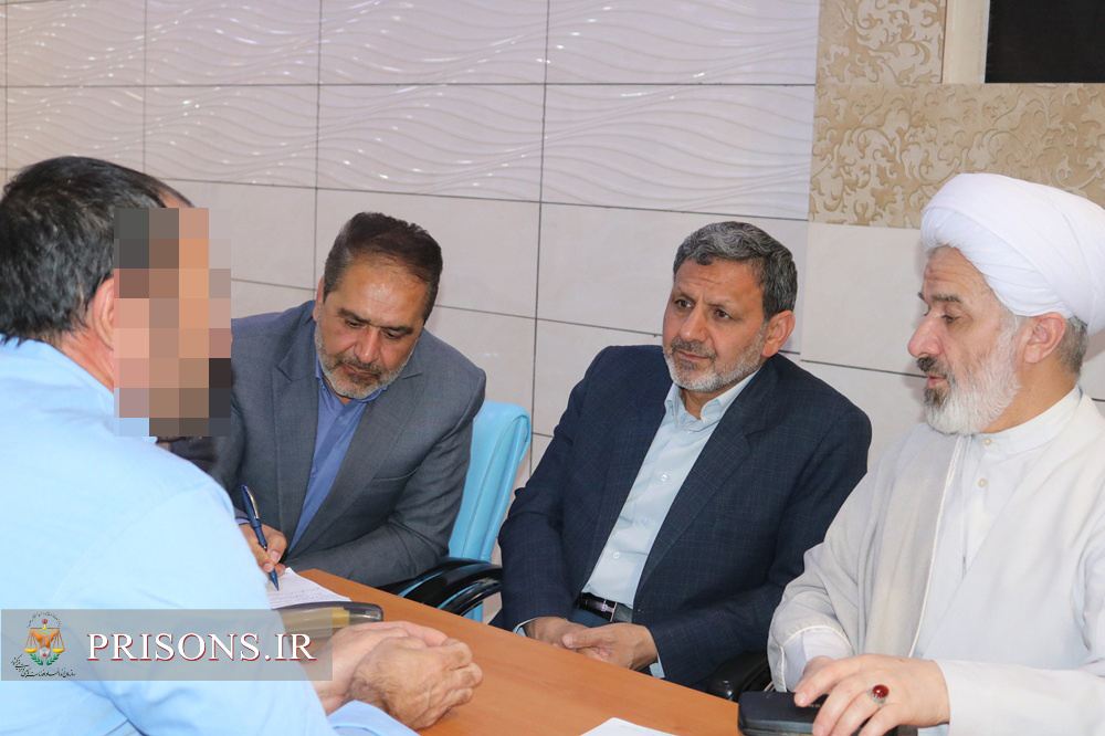 دیدار چهره‌به‌چهره رئیس کل دادگستری استان خراسان شمالی با زندانیان در میز خدمت شبانه