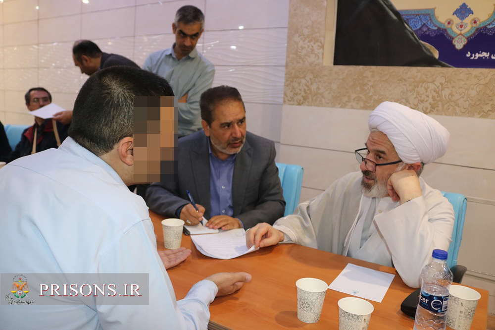 دیدار چهره‌به‌چهره رئیس کل دادگستری استان خراسان شمالی با زندانیان در میز خدمت شبانه