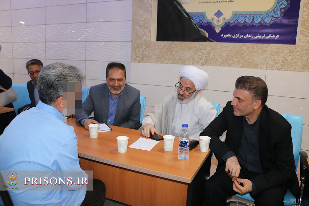 دیدار چهره‌به‌چهره رئیس کل دادگستری استان خراسان شمالی با زندانیان در میز خدمت شبانه
