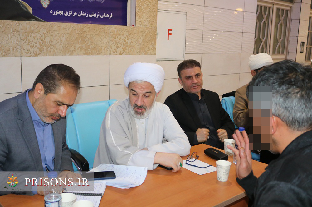 دیدار چهره‌به‌چهره رئیس کل دادگستری استان خراسان شمالی با زندانیان در میز خدمت شبانه