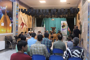 دیدار چهره به چهره مسئولان قضایی شهرستان خمین با زندانیان در میز خدمت زندان