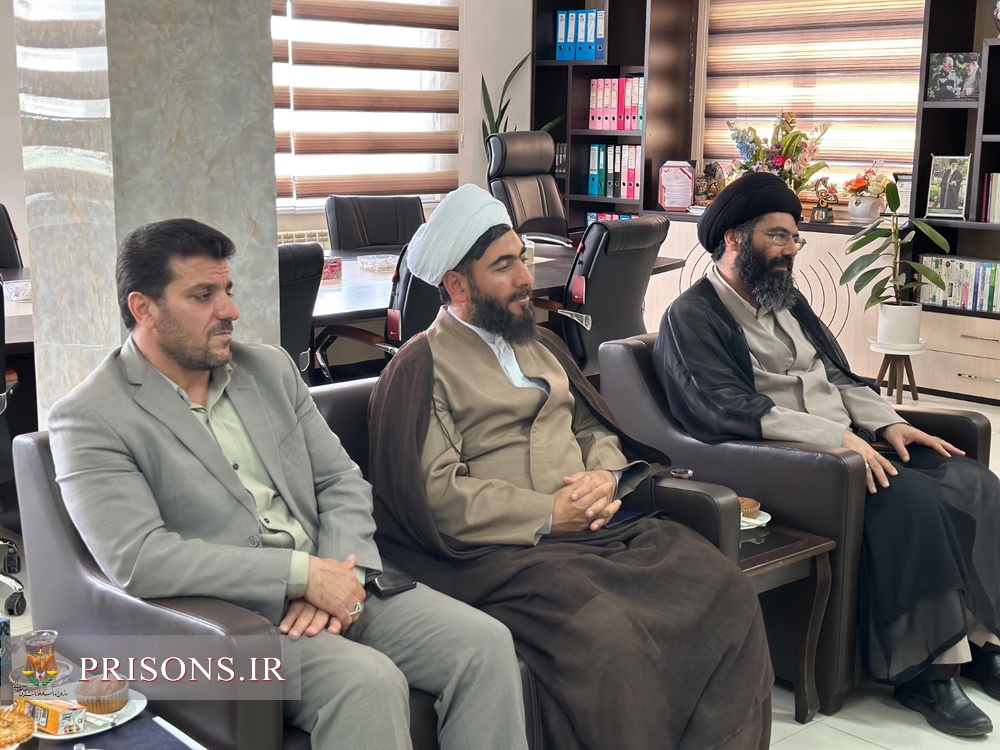دیدار مسئولان حوزه علمیه استان کردستان با مدیرکل زندان‌های استان و امضای تفاهم‌نامه همکاری