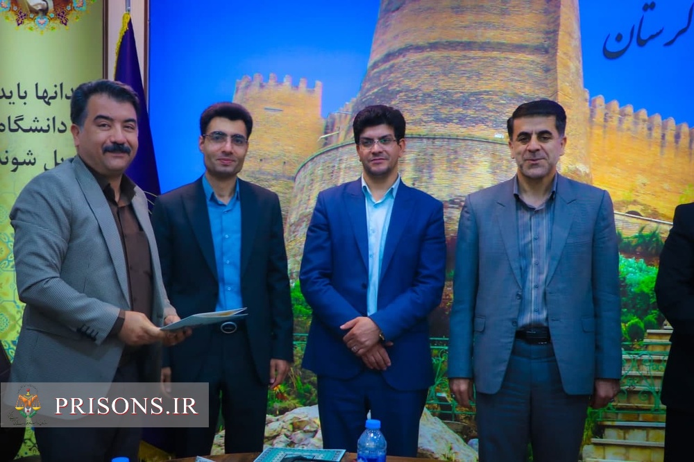 تقدیر از برگزیدگان جشنواره تئاتر زندانیان کشور در لرستان تقدیر از برگزیدگان جشنواره تئاتر زندانیان کشور در لرستان