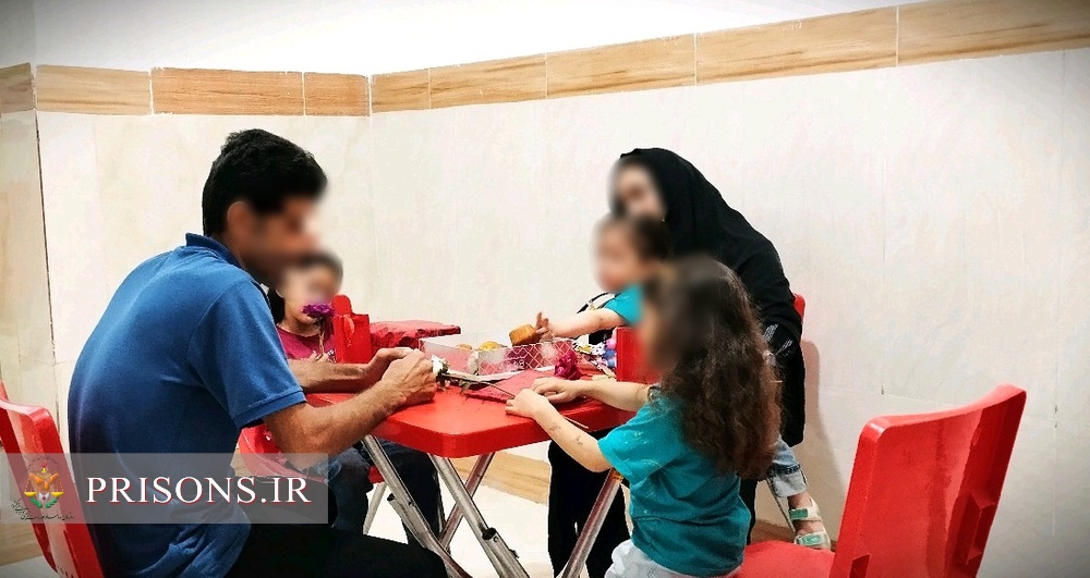 حال و هوای روز دختر در سالن ملاقات زندان درهشهر حال و هوای روز دختر در سالن ملاقات زندان درهشهر
