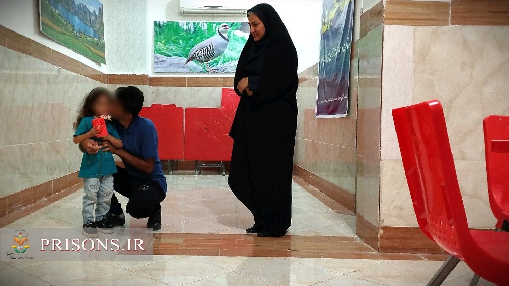 حال و هوای روز دختر در سالن ملاقات زندان دره‌شهر