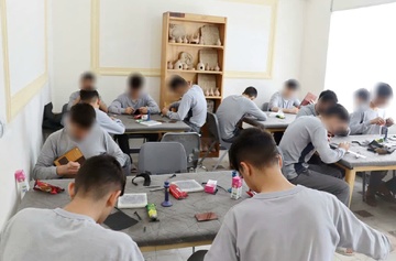 اولین دوره آموزشی چرم دوزی دستی در کانون اصلاح و تربیت قزوین 