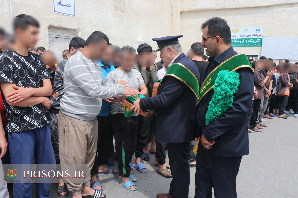 خدام کاروان سفیران کریمه با عطر معنوی حرم حضرت معصومه(س) در زندان بهشهر خدام کاروان سفیران کریمه با عطر معنوی حرم حضرت معصومه(س) در زندان بهشهر