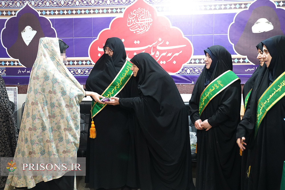 اندرزگاه نسوان قم معطر به پرچم گنبد مطهر امام رضا (ع) اندرزگاه نسوان قم معطر به پرچم گنبد مطهر امام رضا (ع)