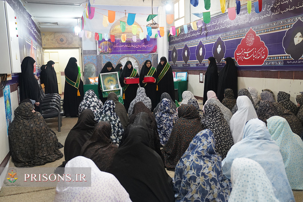 اندرزگاه نسوان قم معطر به پرچم گنبد مطهر امام رضا (ع)