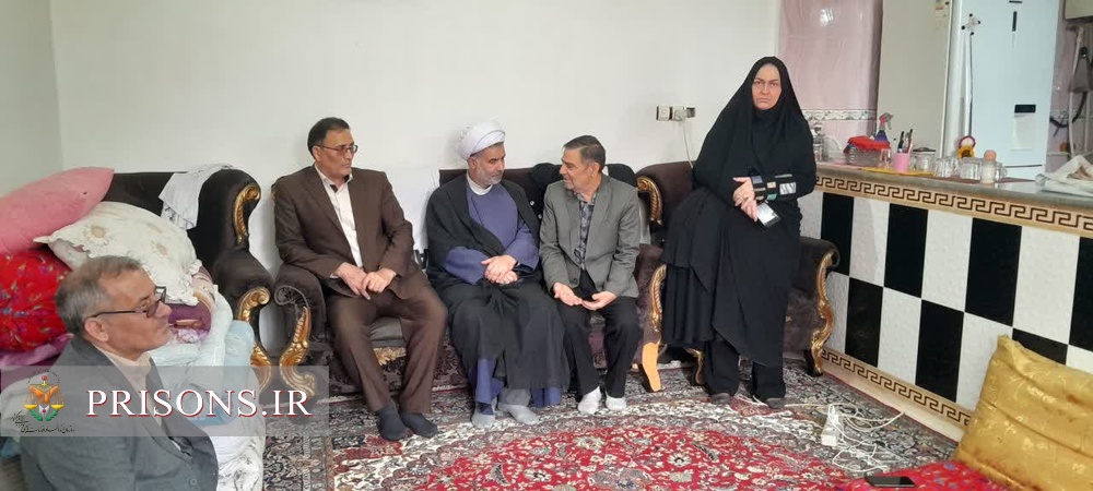 دلجویی و رسیدگی به مشکلات خانواده زندانی نیازمند توسط مدیرکل زندان‌های آذربایجان شرقی