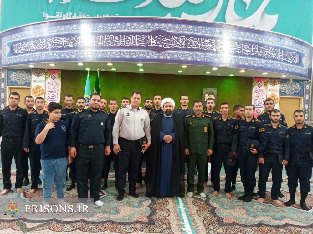  حضور کارکنان و سربازان وظیفه یگان حفاظت ندامتگاه کرج در نماز جمعه