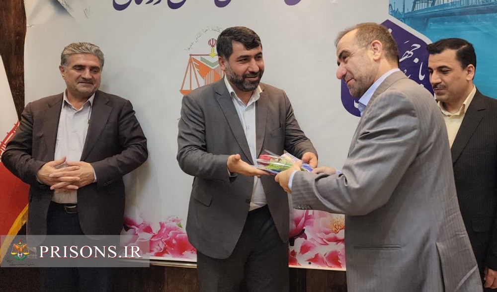  تجلیل از اساتید دانشگاه و منطقه ۳ آموزشی در پاسداشت روز معلم با تأکید بر نقش بی‌بدیل آنان در نظام اصلاح و تربیت
