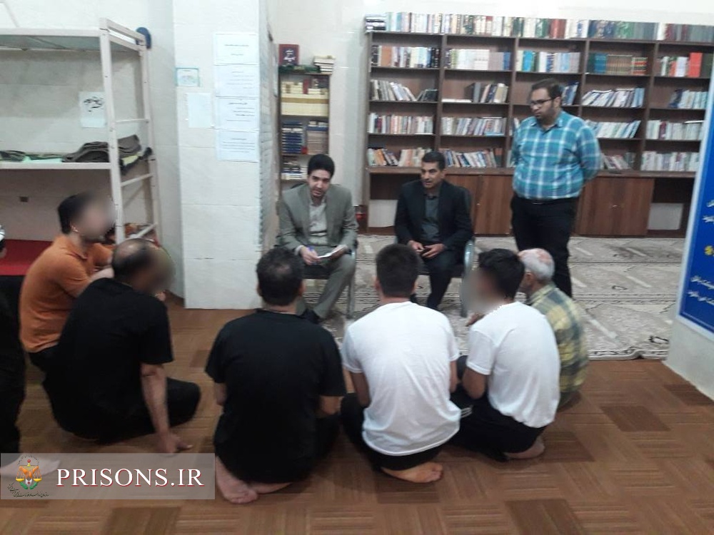 دیدار دادستان و قضات حوزه  قضایی شهرستان دلیجان با زندانیان در میز خدمت زندان