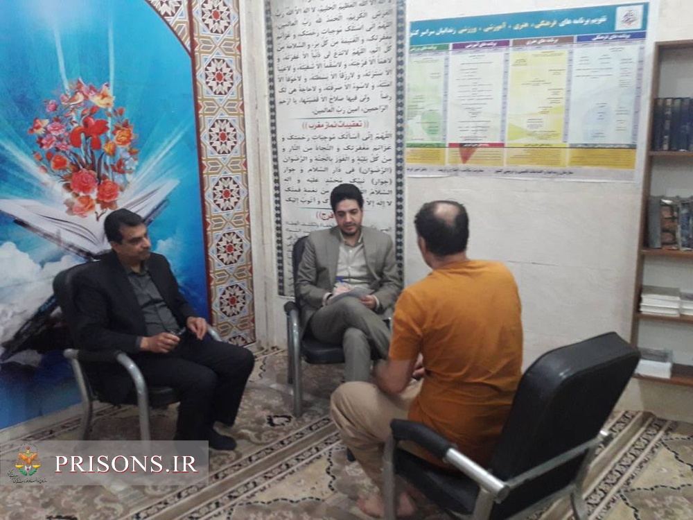 دیدار دادستان و قضات حوزه قضایی شهرستان دلیجان با زندانیان در میز خدمت زندان دیدار دادستان و قضات حوزه قضایی شهرستان دلیجان با زندانیان در میز خدمت زندان