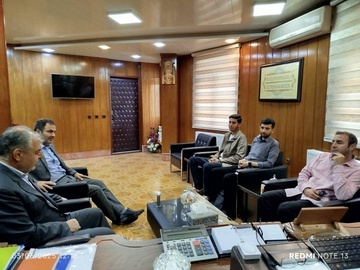 تبریک روز معلم دانشجویان رشته حقوق به مدیرکل زندان‌های آذربایجان غربی 