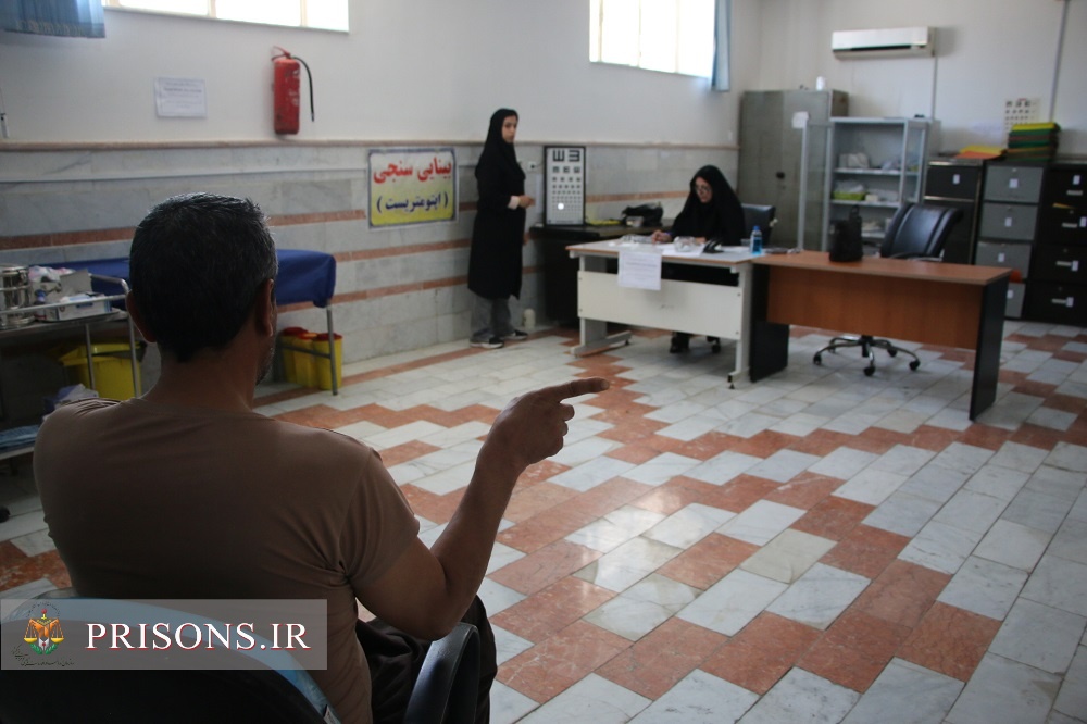 روشنتر شدن نگاهها با عینک مهربانی پزشک جهادی روشنتر شدن نگاهها با عینک مهربانی پزشک جهادی