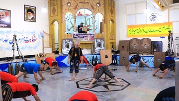 فیلم| برگزاری کارگاه آموزشی ورزش زورخانه‌ای در ندامتگاه قزلحصار
