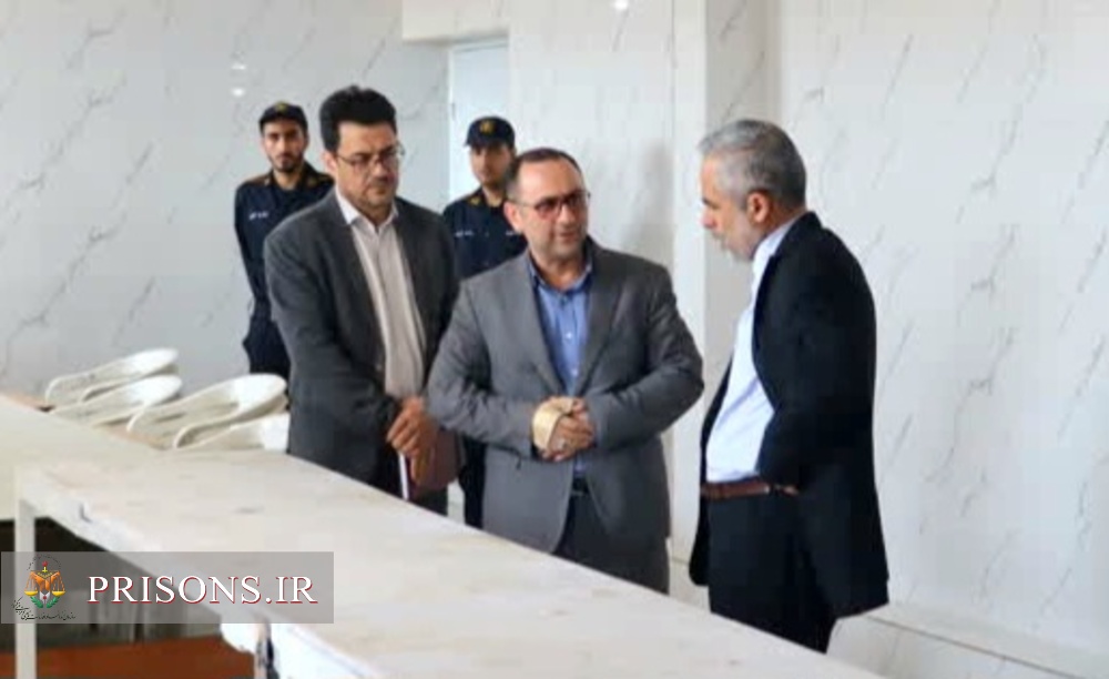 مدیر کل زندانهای استان پای میز خدمت زندان بوئین زهرا 