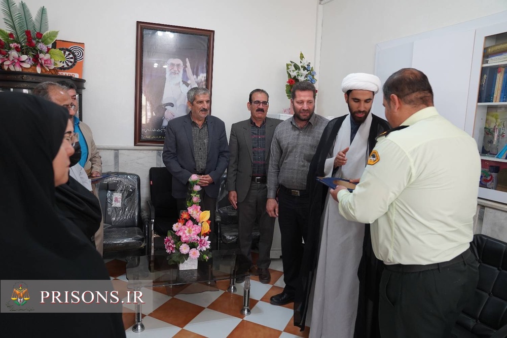 آیین تجلیل از رئیس نهضت سوادآموزی و معلمان آموزشیار شهرستان کامیاران