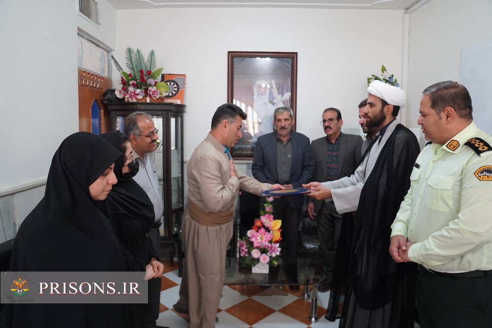 آیین تجلیل از رئیس نهضت سوادآموزی و معلمان آموزشیار شهرستان کامیاران