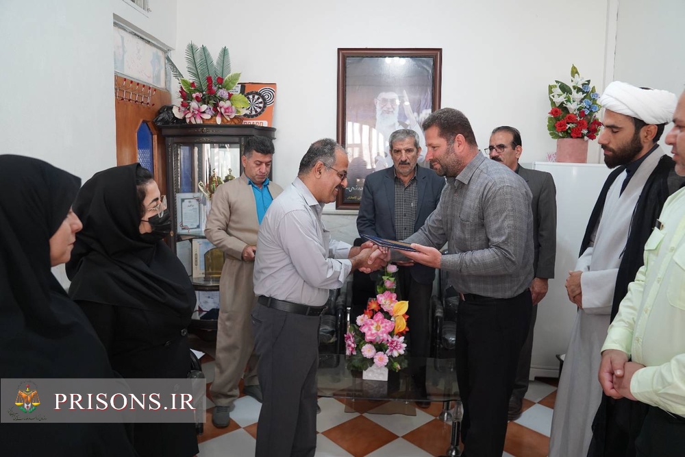 آیین تجلیل از رئیس نهضت سوادآموزی و معلمان آموزشیار شهرستان کامیاران آیین تجلیل از رئیس نهضت سوادآموزی و معلمان آموزشیار شهرستان کامیاران