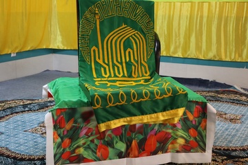پرچم متبرک حرم امام رضا (ع) به اردوگاه کاردرمانی و زندان مرکزی اراک رسید
