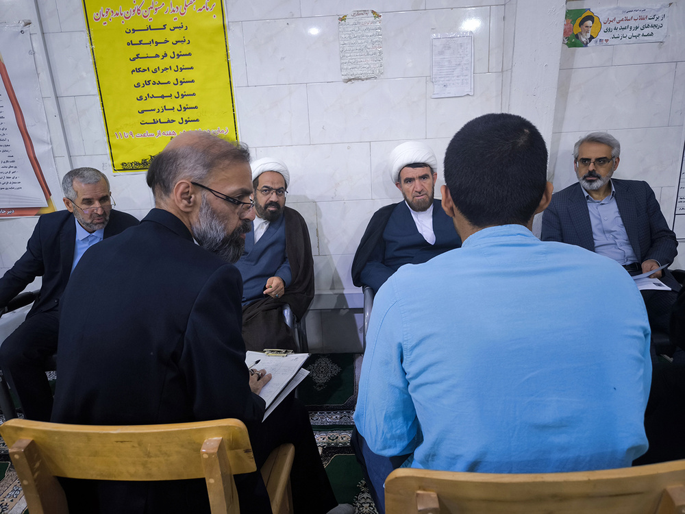 میز خدمت رئیس کل دادگستری و 84 نفر از مقامات قضایی با زندانیان قم