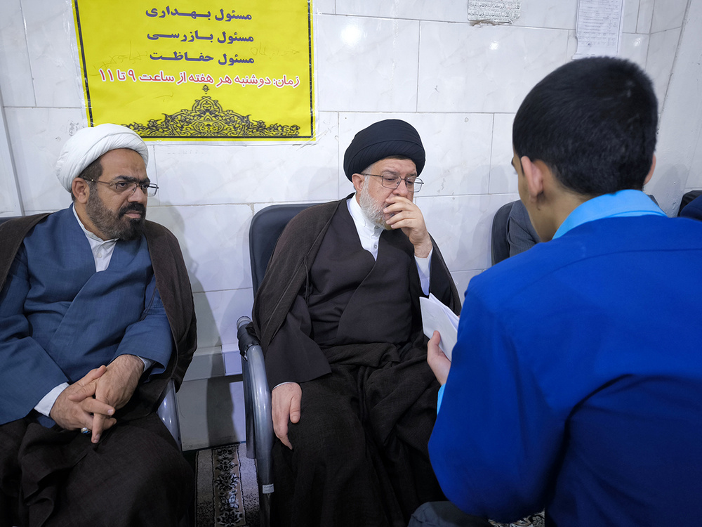 حضور رئیس‌کل دادگستری و ۸۳ نفر از قضات استان قم در «میز خدمت» زندانیان
