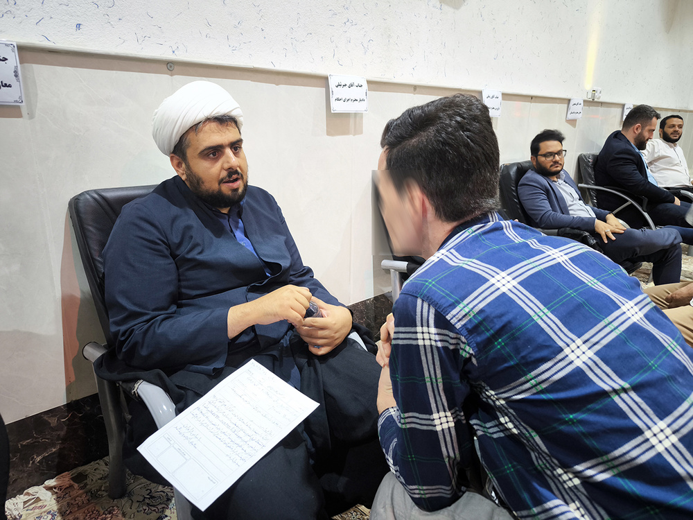 میز خدمت رئیس کل دادگستری و 84 نفر از مقامات قضایی با زندانیان قم