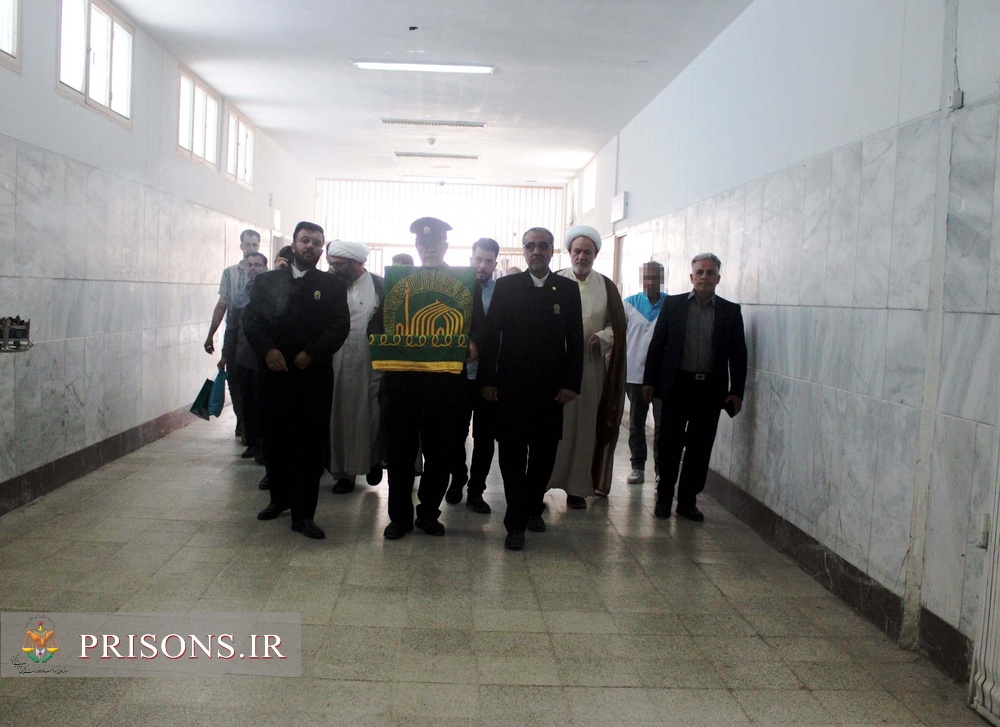 پر کشیدن دلهای چشم انتظار به سوی مشهدالرضا با پیچیدن شمیم عطر رضوی در زندان خمین پر کشیدن دلهای چشم انتظار به سوی مشهدالرضا با پیچیدن شمیم عطر رضوی در زندان خمین