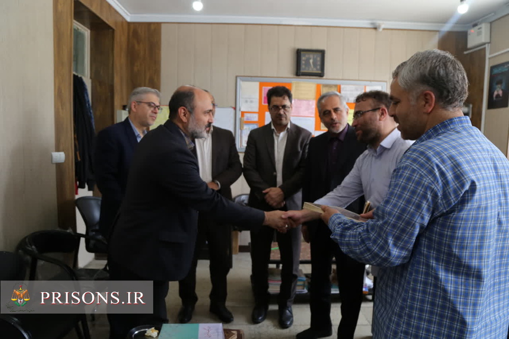 تجلیل مدیرکل زندانهای استان از مدیر ومعلمان دبیرستان ساجدین قزوین