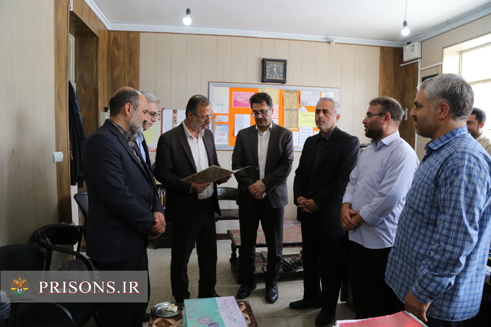 تجلیل مدیرکل زندان‌های قزوین از مدیر ومعلمان دبیرستان ساجدین