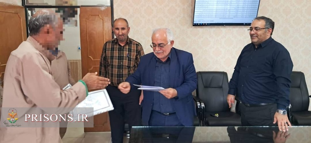مراسم تبریک و تجلیل از مددجویان و معلیمن جرائم غیر عمد در زندان تالش برگزار شد مراسم تبریک و تجلیل از مددجویان و معلیمن جرائم غیر عمد در زندان تالش برگزار شد