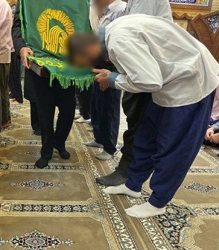 اشک شوق در کنار پرچم رضوی و آزادی ۴ زندانی بیجاری