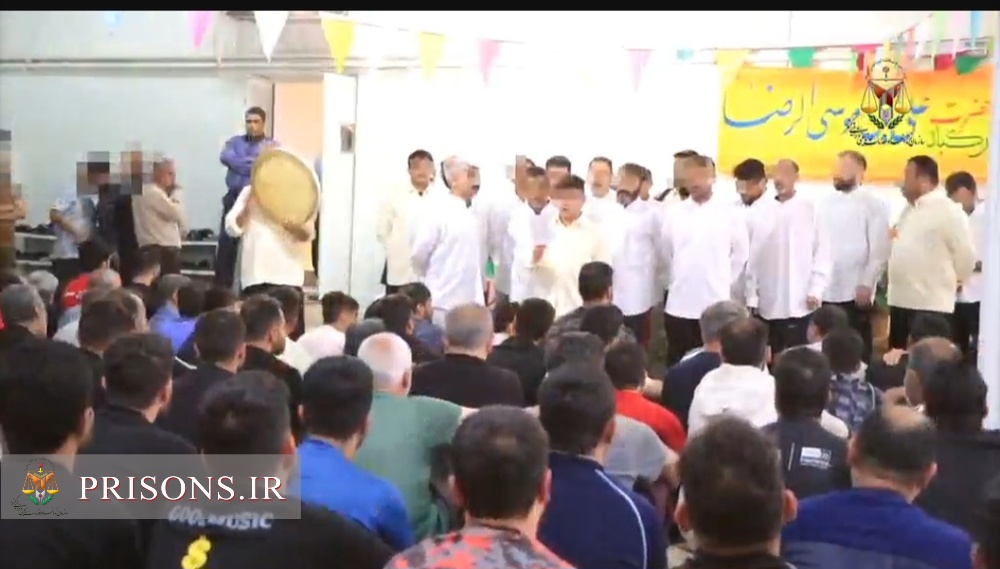 فیلم| جشن میلاد امام رضا(ع) و طنین نوای رضا رضاجان در ندامتگاه قزلحصار