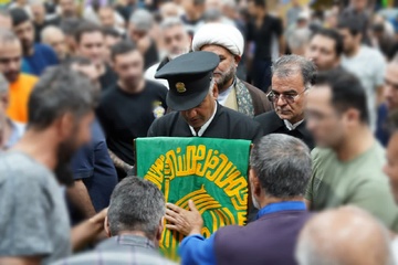 مراسم استقبال از پرچم مطهر آستان قدس رضوی در زندان مرکزی کرمانشاه