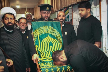 پرچم حرم رضوی در زندان‌ جیرفت