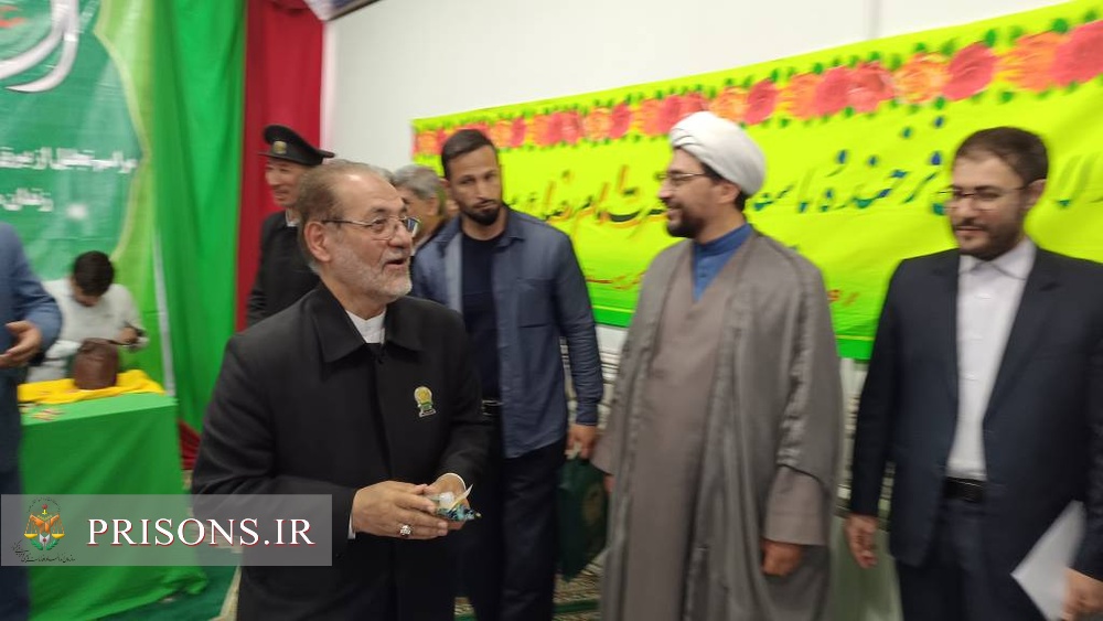 به حرمت پرچم مطهر رضوی ۳۵ زندانی از زندان مرکزی سنندج آزاد شدند