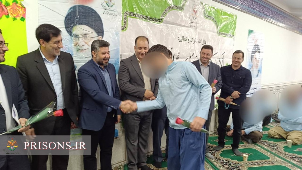به حرمت پرچم مطهر رضوی ۳۵ زندانی از زندان مرکزی سنندج آزاد شدند