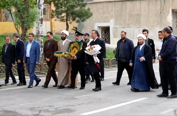 فیلم| شکوه «زیارت از راه دور» با پرچم متبرک رضوی در زندان تبریز