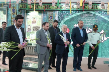 ادای احترام رئیس سازمان زندان‌ها به مقام شامخ شهدا در آغاز سفر به استان مازندران