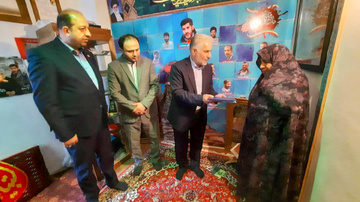 دیدار رئیس سازمان زندان‌ها با خانواده شهدای مدافع حرم در شهرستان نور