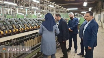 بازدید سرپرست زندان‌های گیلان از محل اشتغال زندانیان زن در یکی از کارخانه‌های رشت