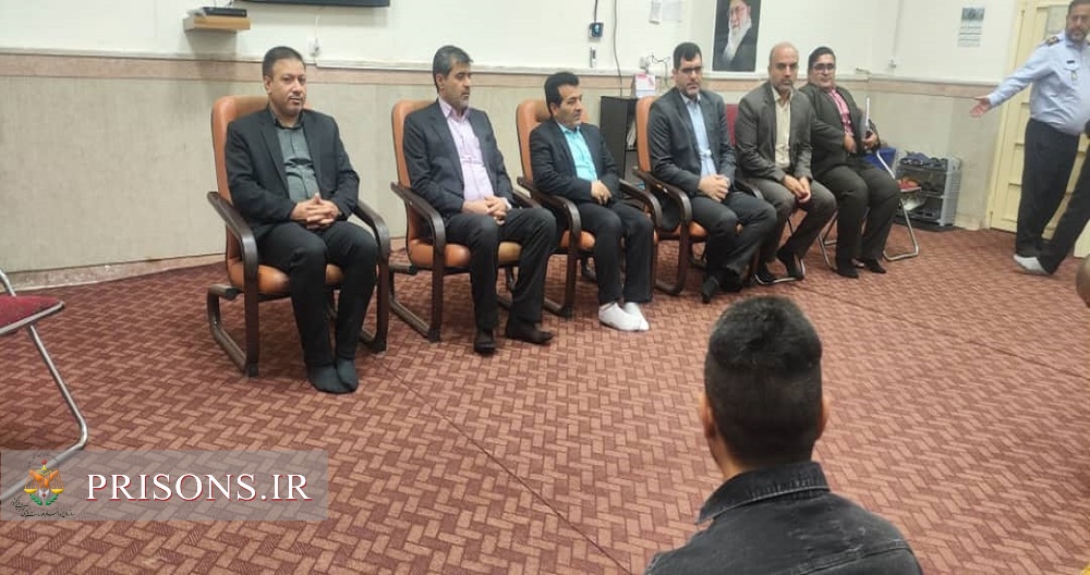 دیدار مدیرکل عفو و بخشودگی سازمان قضایی نیروهای مسلح کشور با زندانیان ایلام