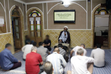 برگزاری مراسم سالگرد ارتحال امام خمینی (ره) در مدرسه قرآنی زندان مرکزی یزد