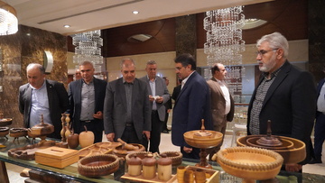بازدید معاون سازمان زندان‌ها از کارگاه‌ها و نمایشگاه عرضه تولیدات اشتغال زندانیان ارومیه
