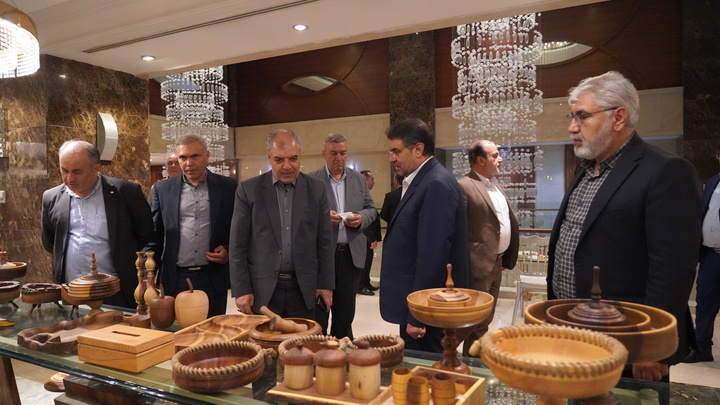 بازدید معاون سازمان زندان‌ها از کارگاه‌ها و نمایشگاه عرضه تولیدات اشتغال زندانیان ارومیه
