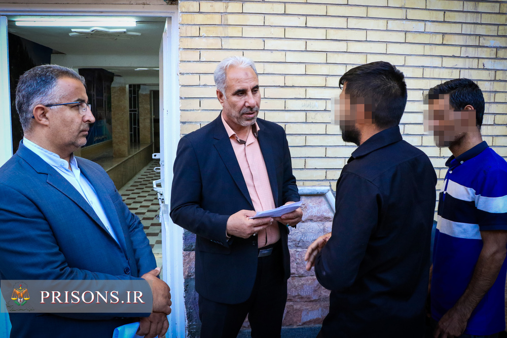 بازدید مدیرکل زندان‌های استان کرمان از زندان مرکزی و گفت‌وگوی چهره‌به‌چهره با زندانیان
