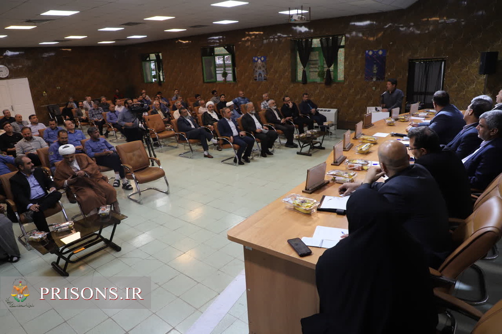 نشست پرسش و پاسخ مدیرکل زنندان های خراسان رضوی با کارکنان زندان مرکزی مشهد