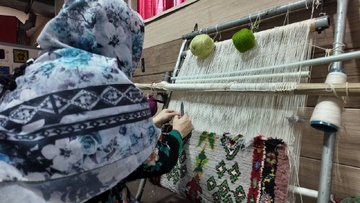 زندانیان پای دار قالی در کارگاه قالی‌بافی ندامتگاه زنان تهران